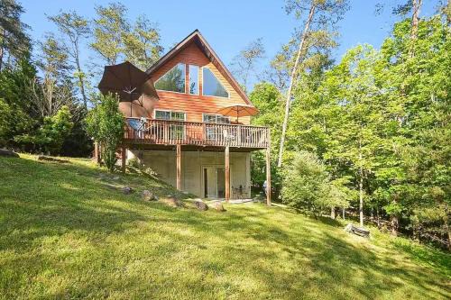 Berkeley Springs Casa | Wooded Cabin Escape w Fire Pit & Family Ready