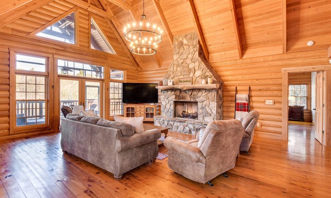 Sapphire Cabina | Wooded Cabin: Mtn Views, Hot Tub & 2 Decks!