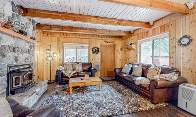 Cle Elum Cabina | Wooded cabin with private hot tub, deck, firepit & fireplace - walk to the lake