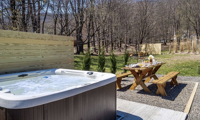 West Saugerties Otro | Wooded Catskills Farmhouse near Woodstock. Hot Tub, Fire Pit, OutdoorMovies&more