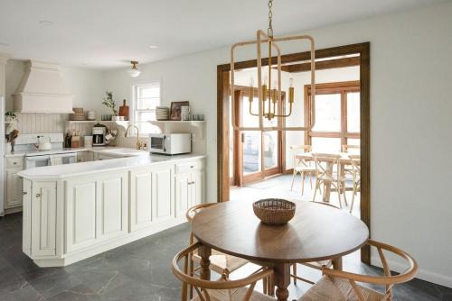 Elizabethtown Casa | Wooded Cottage in Elizabethtown with hot tub and sauna