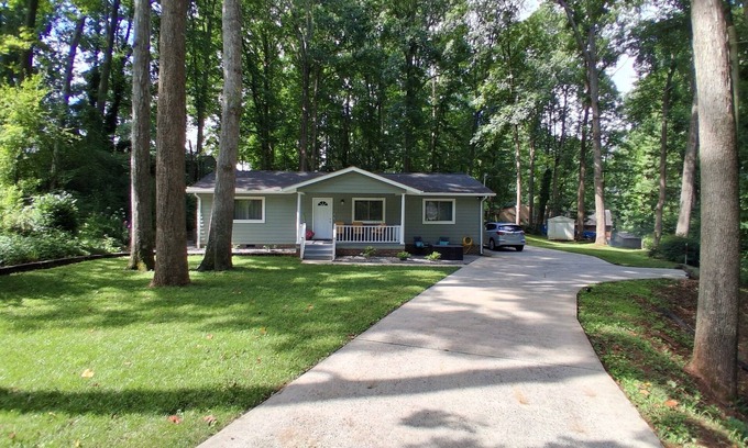 Statesville Casa | Wooded cul-de-sac bungalow, close to everything!