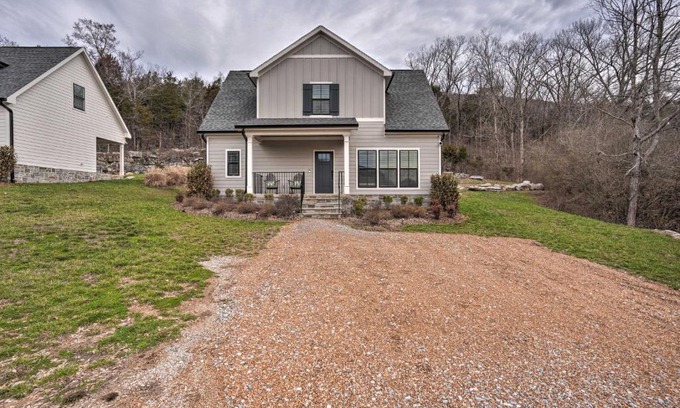 Lookout Valley Neighborhood Association Casa | Wooded Escape with Beautiful Backyard and Mtn Views!