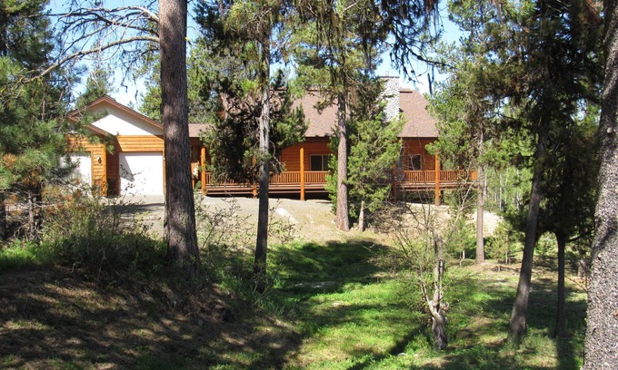 McCall Casa | Logia boscosa w / cubierta envolvente - 1 cuadra del río, cerca de la ciudad / el lago!