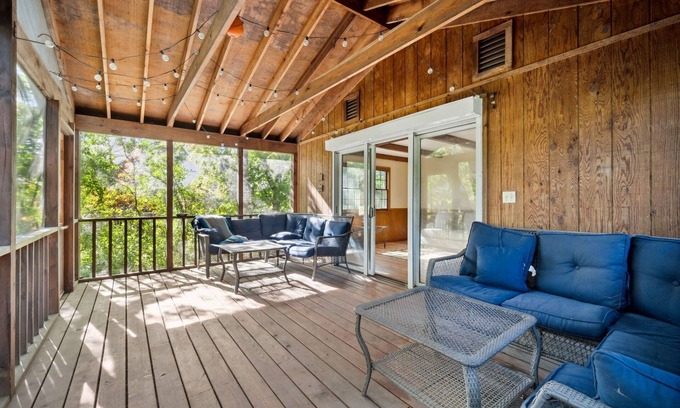 West Bloomington Casa | Refugio arbolado en el corazón de la ciudad.