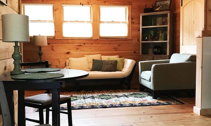 Dahlonega Apartamento | Entorno arbolado, interior de madera natural de lujo, aproximadamente a 4 millas de la plaza del pueblo