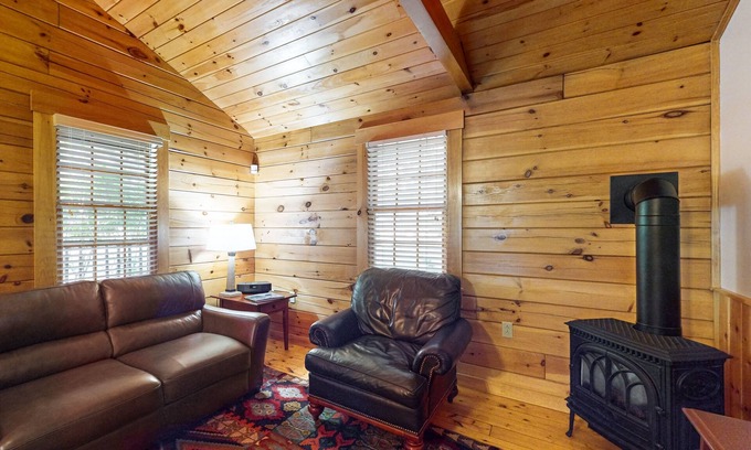 Northport Cabina | Wooded view cabin near hiking trails with kitchen & fireplace - dog-friendly