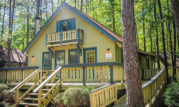 Pine Mountain Chalet De Esquí | Wooded View Chalet right beside our salt water pool!