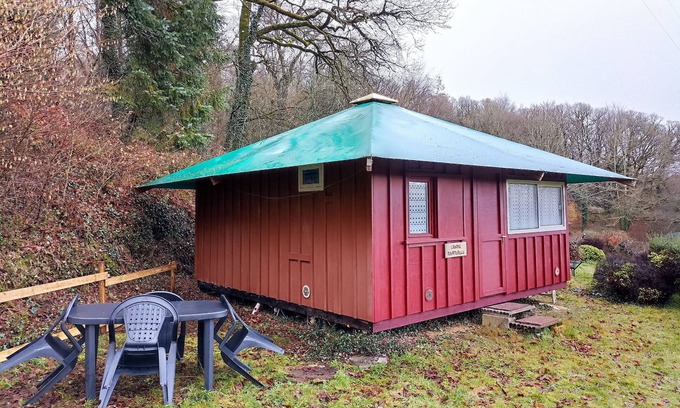 Guern Cabina | Wooden cabin in the heart of nature with pond