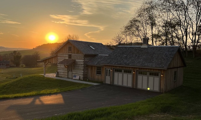 Saint Donatus Cabina | Wooden Head Cabin Early1800's Log Cabin with a View and Modern Amenities