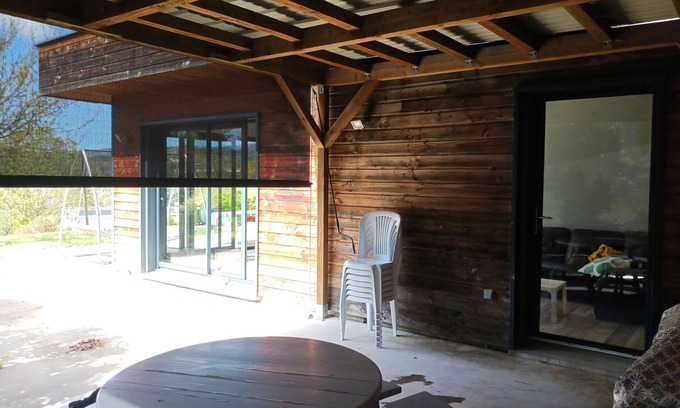 Bas-en-Basset Casa | Wooden house on the edge of the Loire, very quiet, swimming pool, pet allowed.