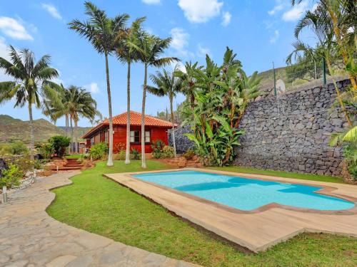 San Cristobal de La Laguna Casa | Wooden House with Private Pool Lush Garden