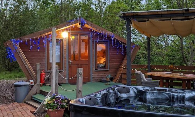 East Drayton Chalet De Esquí | Wooden tiny house Glamping cabin with hot tub 1