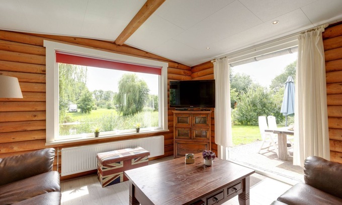 De Kolonie Casa | Pintoresca casa de vacaciones en Twente Town con estanque de peces en frente