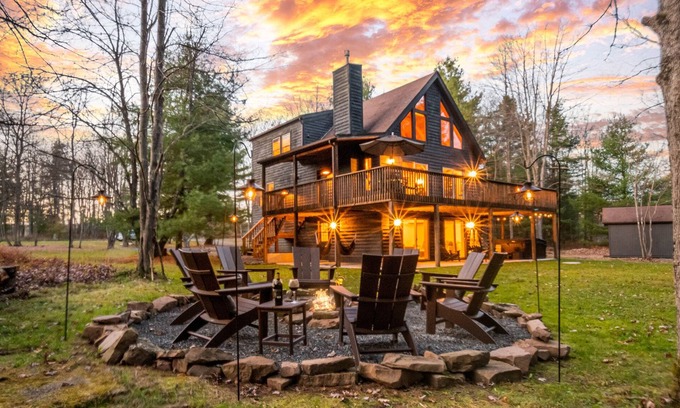 North Glade Hills Casa | Woodhaven | Dock Slip, Pool Table, Firepit!