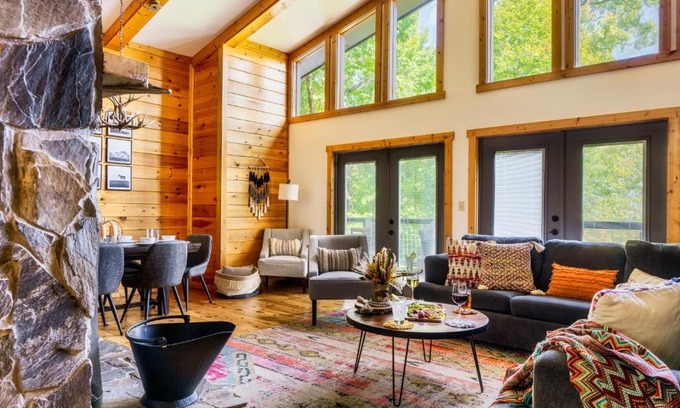 Chalet Village Chalet De Esquí | Woodhaven - Private - 3 Suites - Gorgeous Views - 3 Pools - GameRm - HotTub - Lots of Bears