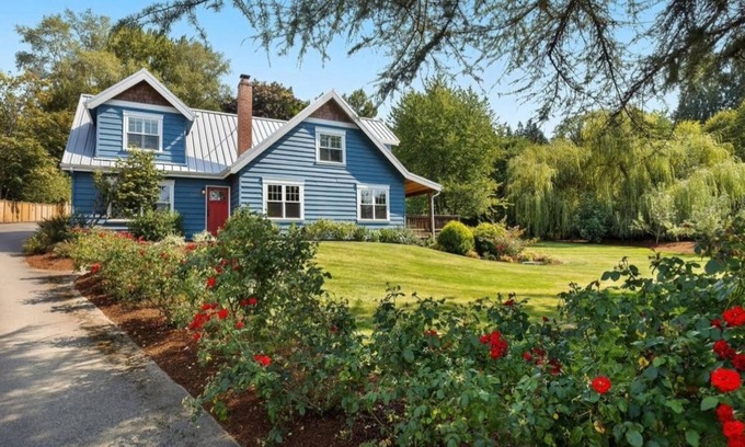 Woodinville Otro | Woodinville Farmhouse in Hollywood Wine District 5 Bedrooms 5 Baths sleeps 10