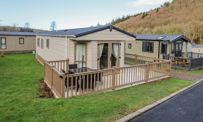 New Quay Cabina | WOODLAND BREEZE, pet friendly, with a garden in Llanarth