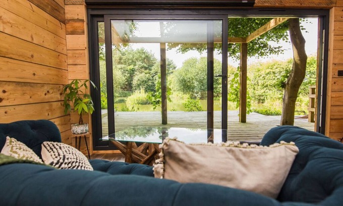 Burythorpe Cabina | Woodland cabin with private lake, sauna + fire pit