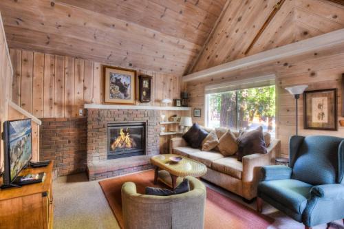 Tahoma Casa | Woodland Chalet - 2 miles from Beach Access