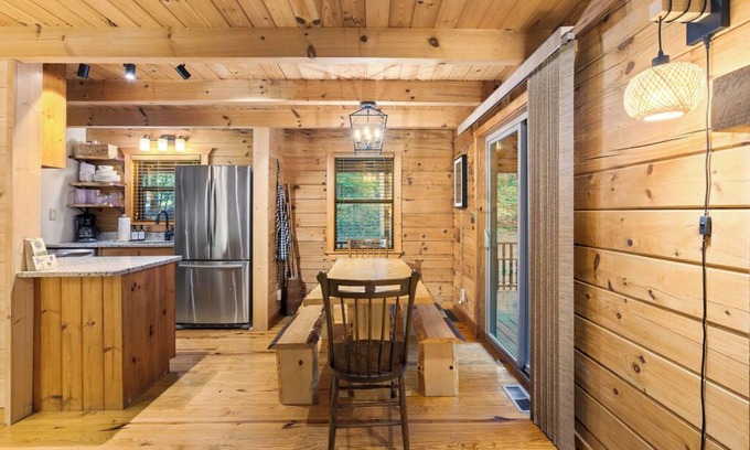 Blairsville Cabina | Woodland Dreams - Hot Tub, Game Room and Creek Access