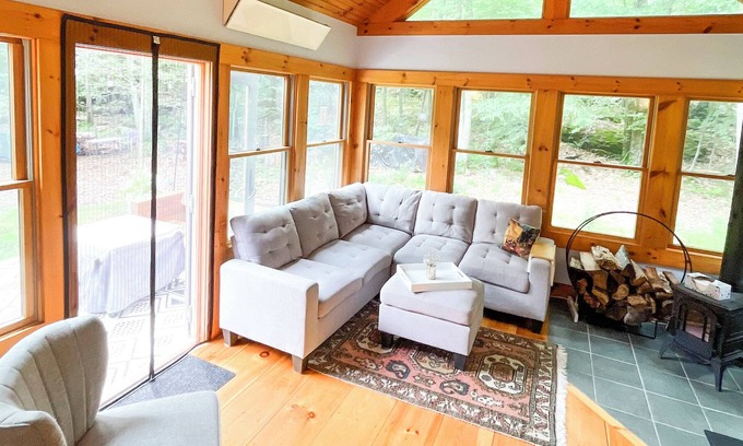 Foster Casa | Woodland Escape: Serene & Sunlit