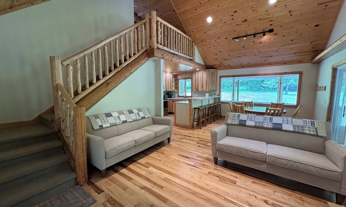 Thompsonville Casa | Woodland Escape with Stunning Riverfront Views