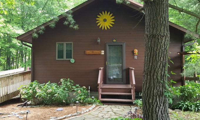 Naples Casa | Woodland Hideaway a Charming Finger Lakes 2 bedroom 1.5 bath home in Naples NY