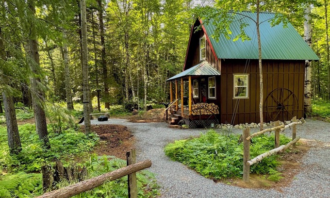 Sandpoint Cabina | Cozy cabin in the woods located just outside Sandpoint, Idaho. Pet-friendly,