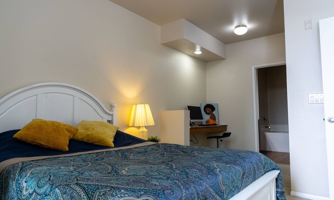 Warner Center Apartamento | Woodland Hills 2 Bedroom City Views Close to Los Angeles