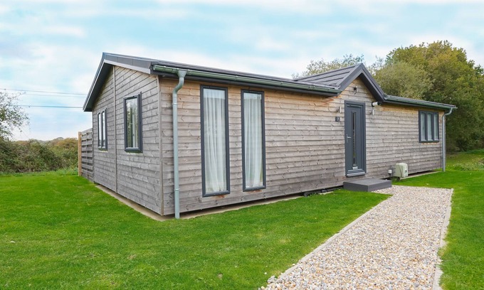 Pevensey Cabina | Woodland Lodge with hot tub - Warrenwood Country Park