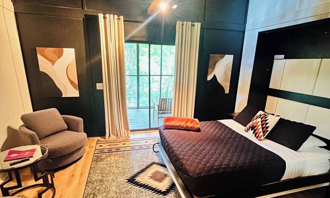 Gentry Cabina | Woodland Retreat! Less than 10 minutes from Downtown Siloam Springs