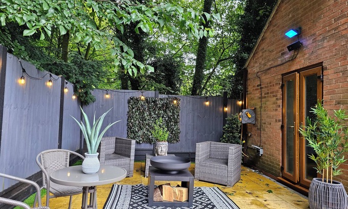 Nuthall Casa | Woodland romantic hideaway - but only 15 mins to city centre!
