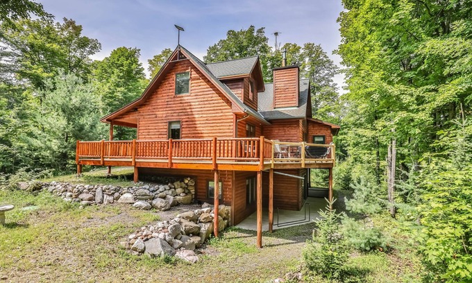 Mercer Casa | Woodland Wonderland | Spacious cabin-style house in Winchester with lake access