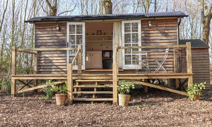 Woodbridge Cabaña | WOODLANDS RETREAT SHEPHERD'S HUT, pet friendly in Laxfield