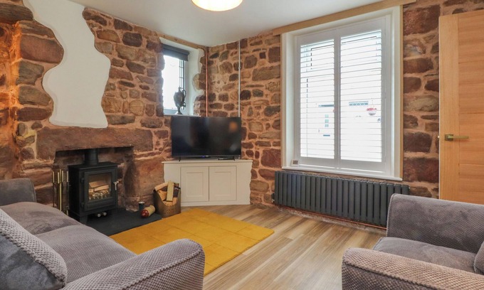 Morecambe Cabaña | WOODMAN COTTAGE, pet friendly, character holiday cottage in Heysham