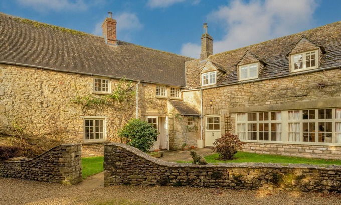Rendcomb Cabaña | Woodmancote Manor Cottage, near Cirencester - sleeps 6 guests in 3 bedrooms