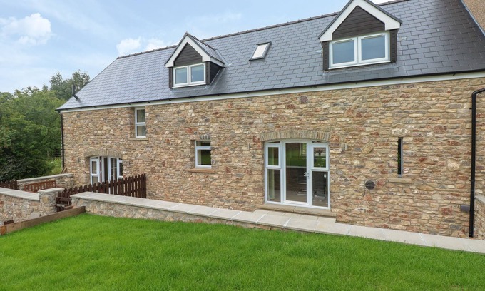 Miskin Cabaña | WOODPECKER BARN, pet friendly, character holiday cottage in Pontyclun