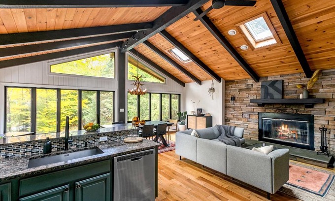 Jewett Chalet De Esquí | Woodpecker House - Mountain retreat with hot tub - 10 min to skiing in Hunter & Windham