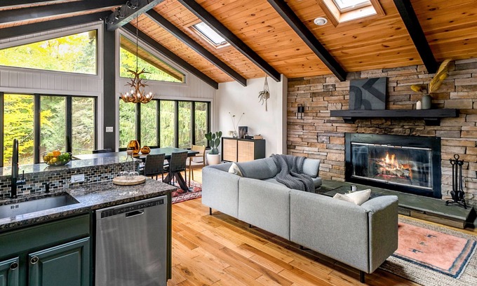 Jewett Cabina | Woodpecker House - One of Vrbo’s 2025 Vacation Rental of the Year