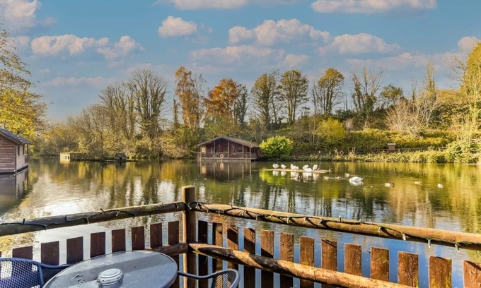 Caerwys Chalet De Esquí | Woodpecker Lakeside Lodge