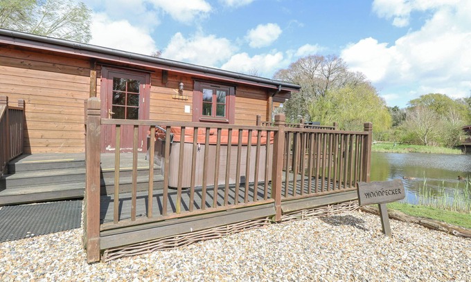Badwell Ash Cabaña | WOODPECKER LODGE, romantic, with hot tub in Badwell Ash