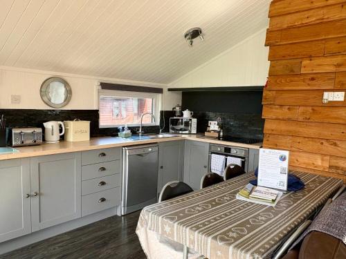 South Cerney Chalet De Esquí | Woodpecker Lodge, Pet Friendly, Hoburne Passes included