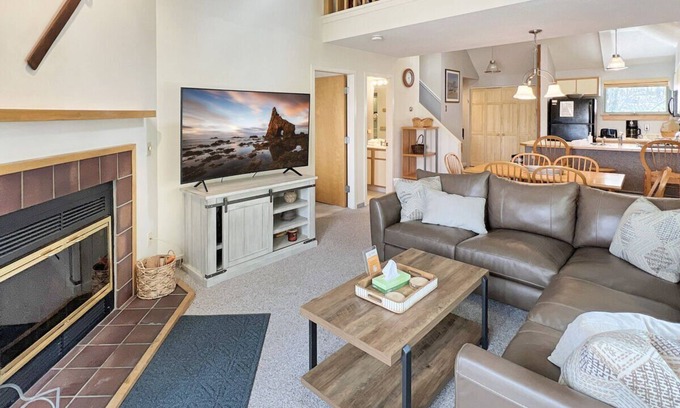Killington Condominio | Woods Resort Village 10 muy bien decorado, a pie de la piscina, a 5 minutos de la montaña.