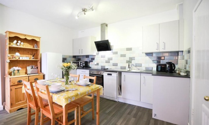 Westleigh Apartamento | Woodside Ash hot tub & pool (sleeps 4-6)