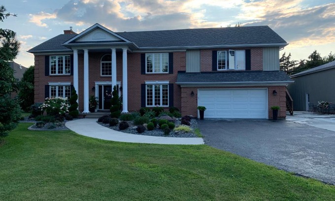 Lakeshore Casa | Woodslee Bed and Breakfast