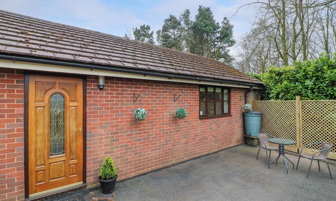 Cannock Cabaña | WOODSTOCK LODGE, pet friendly, with a garden in Hednesford