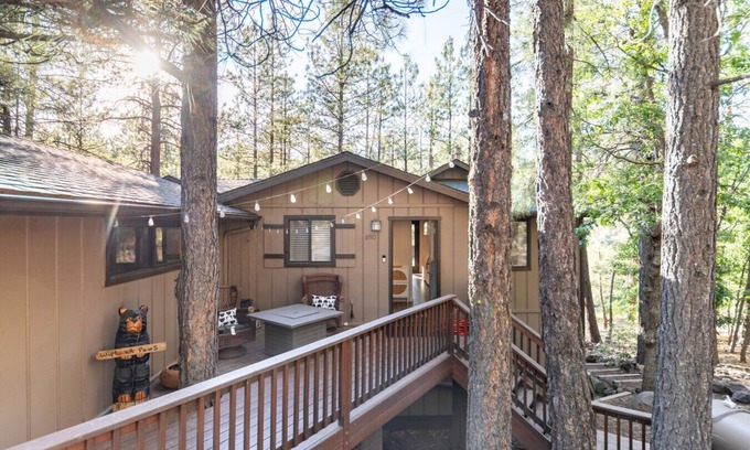 Munds Park Cabina | Woodsy 4BR Retreat w/ Hot Tub | Near Trails