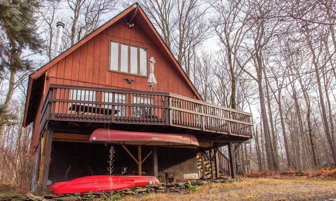 Gouldsboro Cabina | Woodsy A-Frame in Pocono Mountain Resort, Family and Pet Friendly!