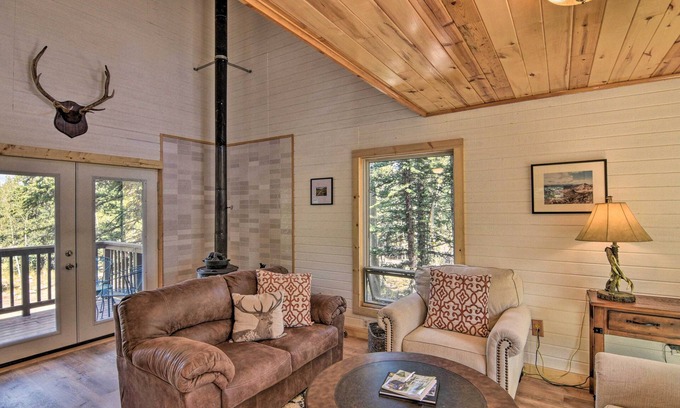 Indian Mountain Cabina | Woodsy Cabin Hideaway w/ Deck: Hike, Fish, Escape